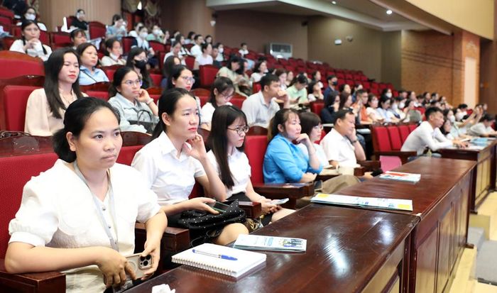  Gần 700 cán bộ phụ trách nhân sự, bảo hiểm xã hội, an toàn lao động, công đoàn cơ sở tham gia hội nghị. 