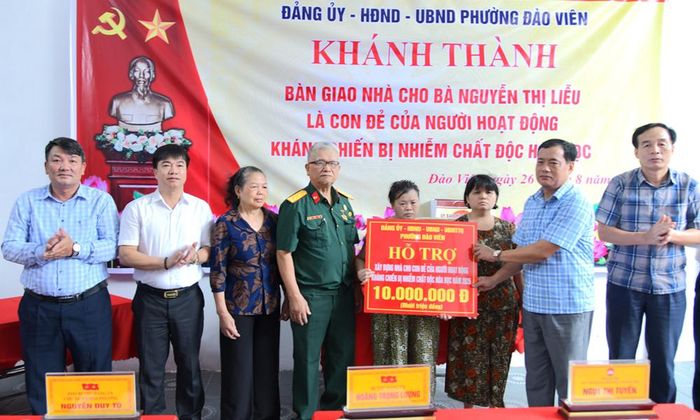  Lãnh đạo phường Đào Viên trao kinh phí hỗ trợ cho bà Nguyễn Thị Liễu. 