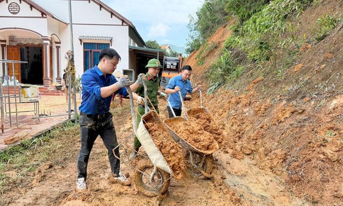  Người dân xã Vân Sơn chung tay thu dọn bùn đất sạt trượt vào nhà giúp gia đình ông Bế Văn Hóa, thôn Dần sớm ổn định cuộc sống. 