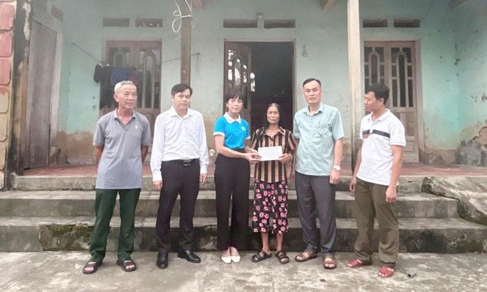  Lãnh đạo xã Hợp Thịnh đến thăm, chia sẻ khó khăn với gia đình ông Nguyễn Văn Quân, thôn Trong Làng. 