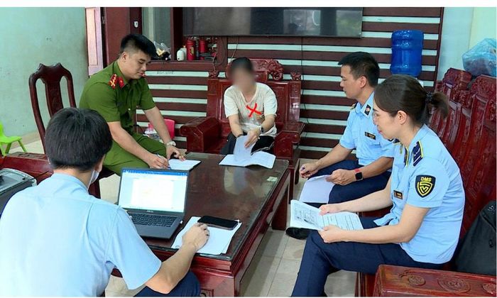  Lực lượng chức năng lập biên bản xử phạt hành chính đối với chủ cơ sở kinh doanh. 