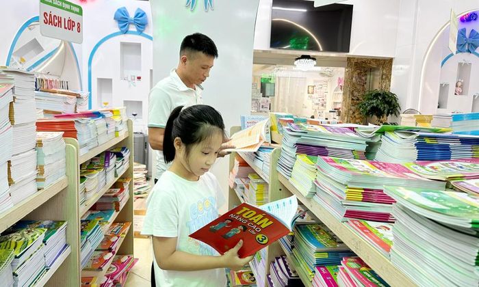 Học sinh chọn mua sách giáo khoa tại Nhà sách Định Thịnh (phường Bắc Giang).