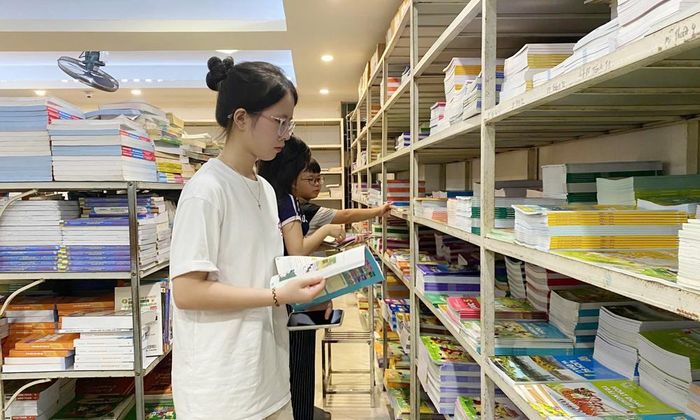 Tìm mua sách giáo khoa tại 1 cửa hàng trên đường Trần Hưng Đạo, phường Kinh Bắc.