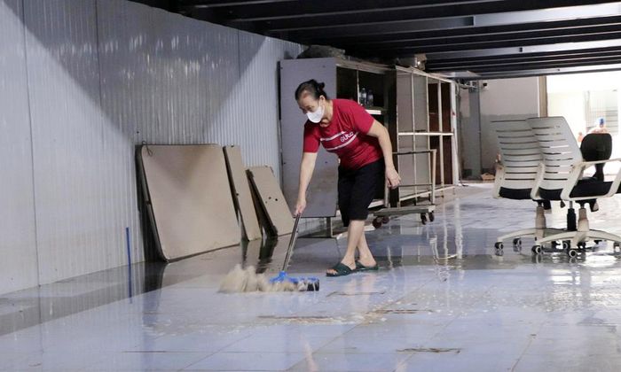  Công nhân Công ty trách nhiệm hữu hạn Vina Hanhee (phường Phượng Sơn) dọn dẹp khu vực bị ảnh hưởng bởi mưa lũ. Hiện doanh nghiệp đã hoạt động trở lại. 