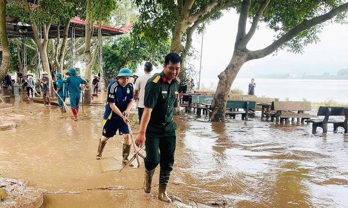  Xã Bắc Lũng huy động các lực lượng tham gia thu dọn bùn đất. 