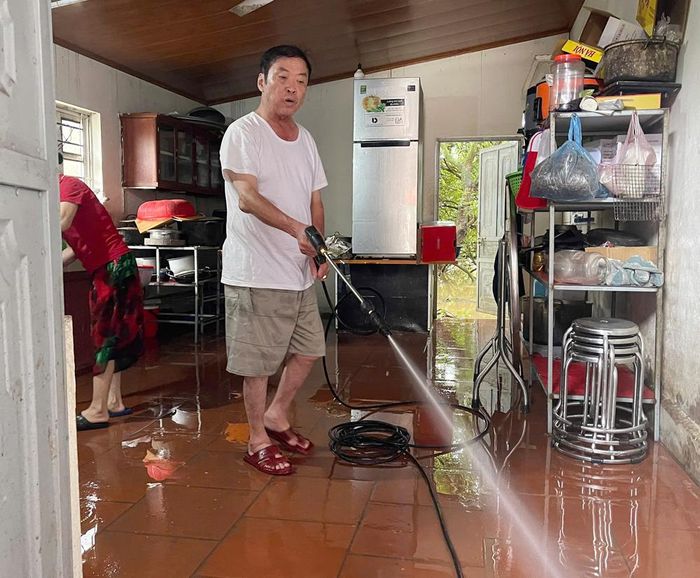  Hộ ông Vi Cường Huấn, thôn Hạ Long, xã Lục Ngạn dọn dẹp nhà cửa sau khi nước rút.  