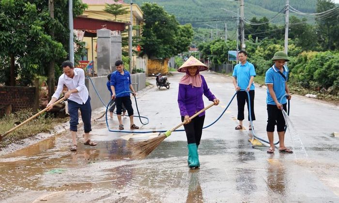  Người dân xã Nam Dương vệ sinh đường giao thông ngay sau khi nước rút. 