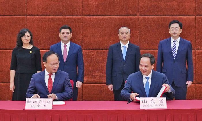  Đồng chí Nguyễn Hồng Thái, Bí thư Tỉnh ủy Bắc Ninh và đồng chí Lâm Vũ, Bí thư Tỉnh ủy Sơn Đông chứng kiến đồng chí Phạm Văn Thịnh, Phó Chủ tịch UBND tỉnh Bắc Ninh và ông Ôn Noãn, Phó Tỉnh trưởng tỉnh Sơn Đông ký Thỏa thuận thiết lập quan hệ hợp tác hữu nghị giữa hai tỉnh. 