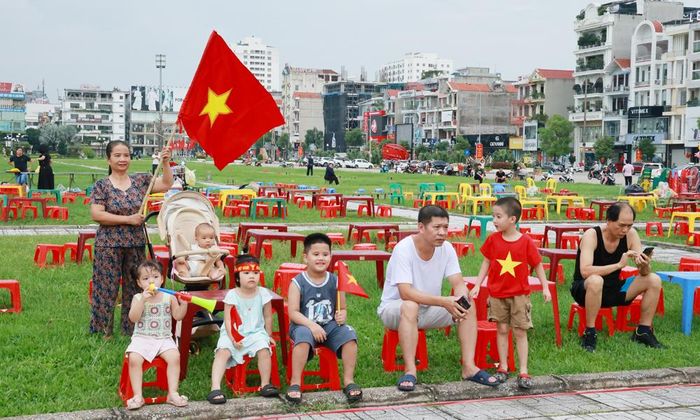 Dù trận đấu chưa diễn ra song nhiều người dân tập trung tại Quảng trường 3/2, phường Bắc Giang sẵn sàng cổ vũ cho đội tuyển Việt Nam.