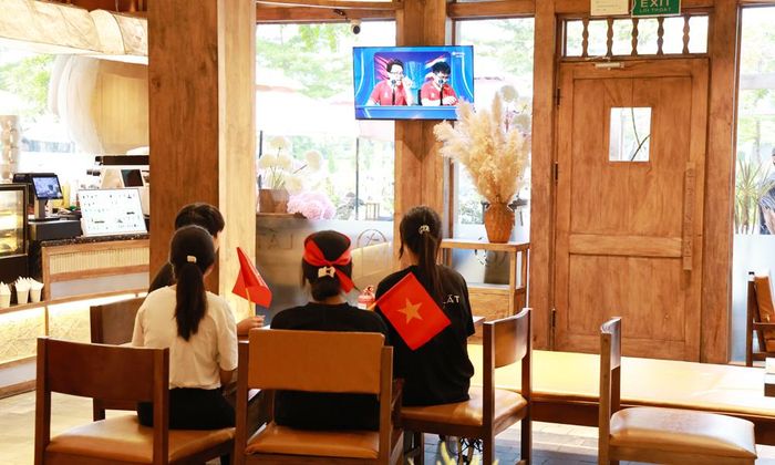 Quán cafe Đan Lát, đường Chu Danh Tể, phường Bắc Giang chuẩn bị ti vi phục vụ khách theo dõi trận đấu, cổ vũ đội tuyển Việt Nam.