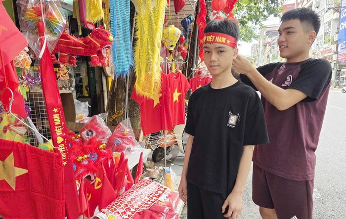 Người dân phường Kinh Bắc chuẩn bị cổ vũ đội tuyển Việt Nam.