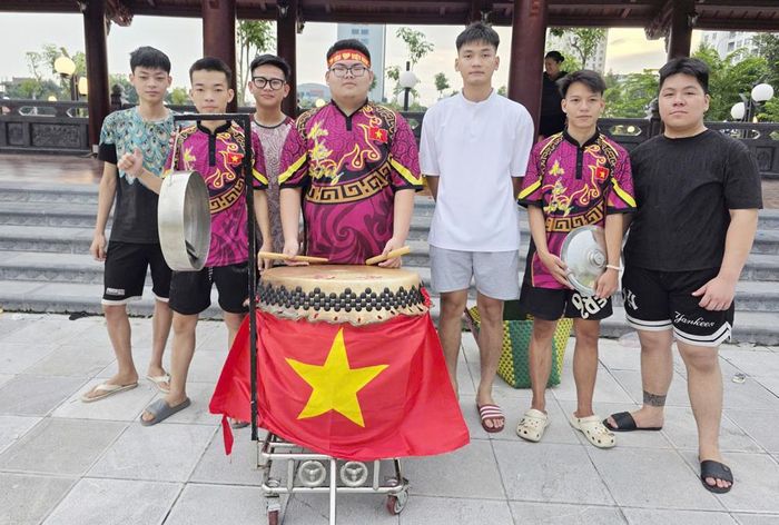 Câu lạc bộ Lân sư rồng Hoa Hải Đường (phường Võ Cường) chuẩn bị đạo cụ cổ vũ bóng đá.