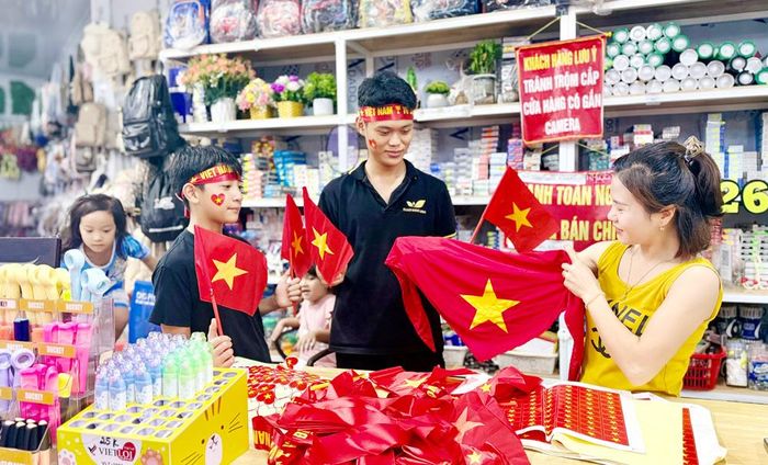 Cửa hàng Trần Huyền, thôn An Châu, xã Sơn Động nhộn nhịp khách mua sắm cờ để cổ vũ trước giờ bóng lăn. (Ảnh: Xuân Thỏa)