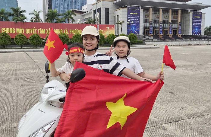 Người dân háo hức trước trận đấu giữa đội tuyển Việt Nam - Thái Lan.