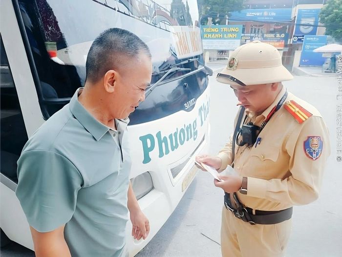 Tổ công tác của Phòng Cảnh sát giao thông, Công an tỉnh Bắc Ninh kiểm tra một xe ô tô chở khách tại địa bàn xã Tân Yên. Ảnh chụp chiều 26/8.