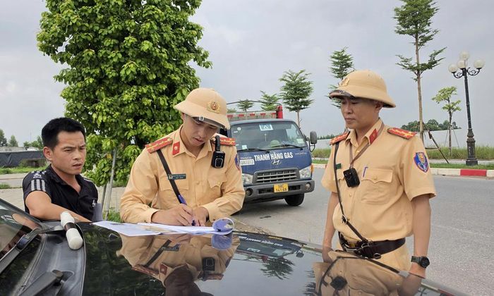 Tổ công tác của Đội Cảnh sát giao thông đường bộ số 3, Phòng Cảnh sát giao thông, Công an tỉnh Bắc Ninh kiểm tra một xe tải tại địa bàn phường Tân Tiến. Ảnh chụp chiều 26/8