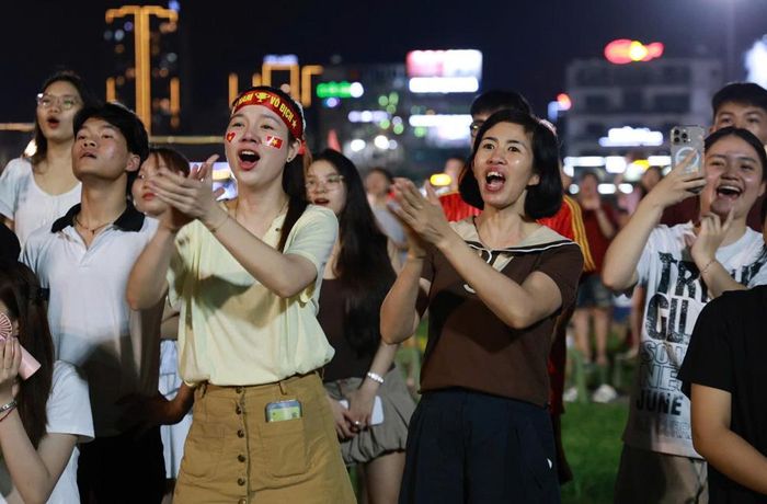 Người hâm mộ vỡ òa niềm vui chiến thắng của đội tuyển Việt Nam.