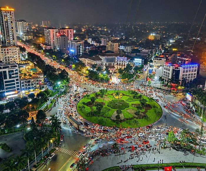 Đường phố Bắc Ninh rực rỡ với màn ăn mừng của cổ động viên trước chiến thắng của đội tuyển Việt Nam.