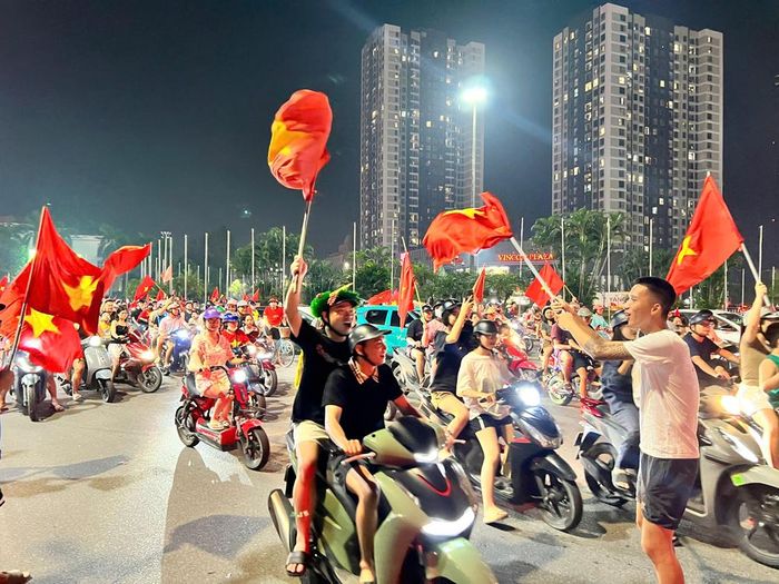 Mỗi người có cách thể hiện tình cảm riêng với niềm vui chiến thắng của đội tuyển Việt Nam (ảnh chụp tại khu vực phường Kinh Bắc và phường Võ Cường).