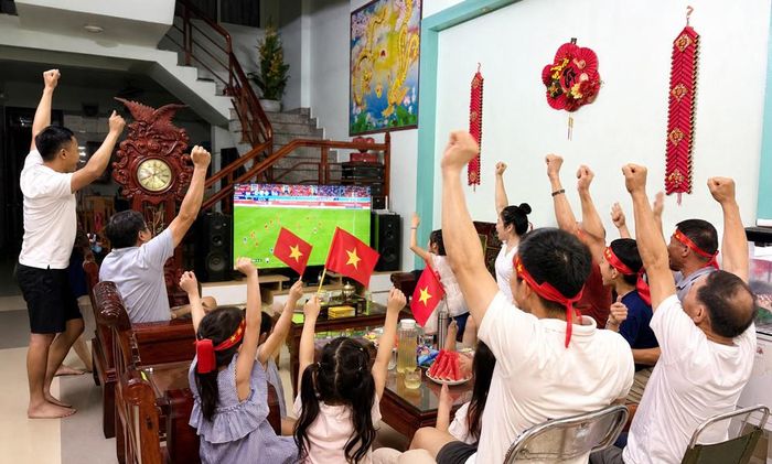 Gia đình ông Nguyễn Văn Luyến, thôn An Châu, xã Sơn Động hào hứng trước chiến thắng của đội tuyển Việt Nam.