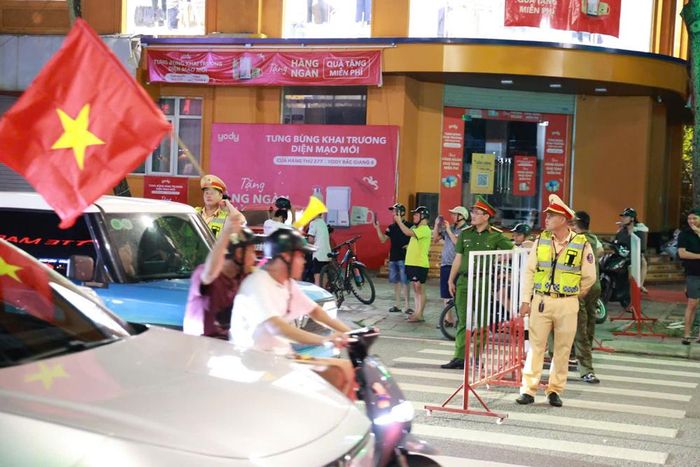 Lực lượng công an tham gia điều tiết giao thông trên các tuyến đường thuộc phường Bắc Giang.