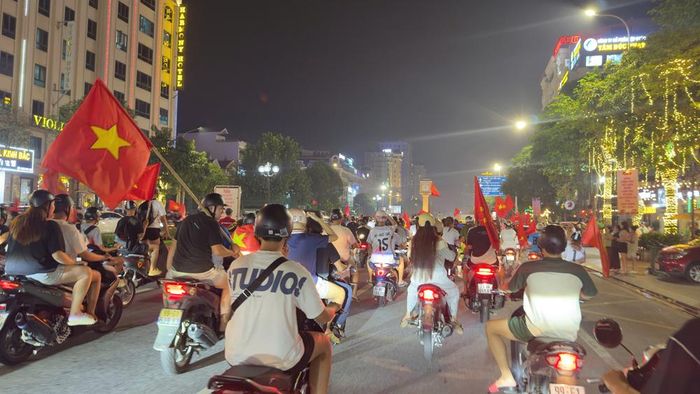 Cổ động viên phường Kinh Bắc ra đường mừng chiến thắng của đội tuyển Việt Nam.