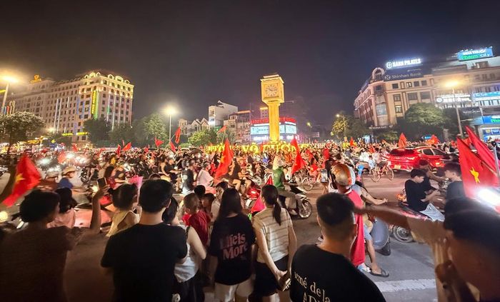 Không khí sôi động tại phường Võ Cường.