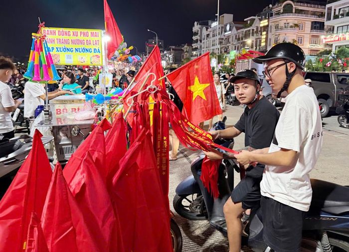 Người dân mua cờ Tổ quốc, băng rôn, kèn chung vui cùng đội tuyển Việt Nam.