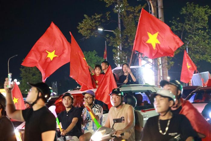 Cờ đỏ sao vàng rực rỡ trên đường phố mừng chiến thắng của đội tuyển.