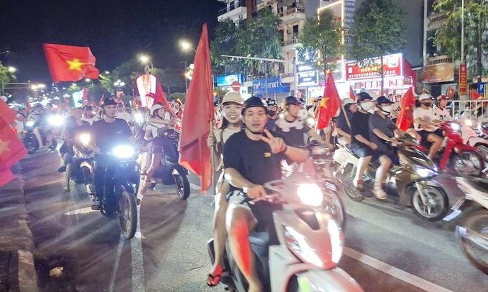Ngay sau khi kết thúc trận đấu, người hâm mộ tỏa ra đường chúc mừng chiến thắng của đội tuyển Việt Nam.