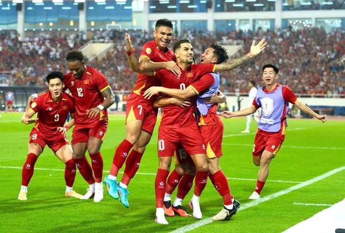  Các cầu thủ Việt Nam ăn mừng bàn thắng gỡ hòa trước Thái Lan 