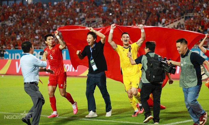  Huấn luyện viên Kim Sang-sik (giữa) mừng chức vô địch cùng các học trò Văn Hậu (trái) và Lê Giang Patrik (phải), trên sân Mỹ Đình, Hà Nội tối 26/8. 