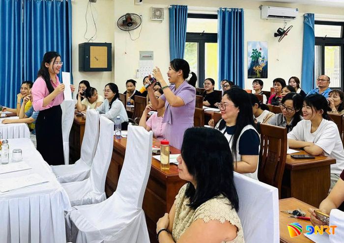 Giáo viên Trường Tiểu học Tiểu La (phường An Hải) tham gia tập huấn trước thềm năm học mới. Ảnh: NTCC.
