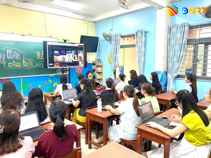 Giáo viên Trường Tiểu học Duy Tân (phường Hòa Khánh) tham gia lớp tập huấn "Ứng dụng trí tuệ nhân tạo (AI) trong giáo dục" trước thềm năm học mới. Ảnh: T.H