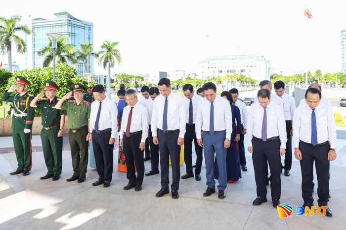 Đoàn đại biểu Thành ủy, HĐND, UBND, Ủy ban MTTQ Việt Nam thành phố dành phút mặc niệm tưởng nhớ các anh hùng liệt sĩ. Ảnh: NGỌC PHÚ