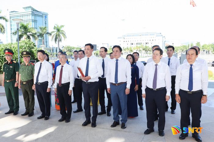 Đoàn đại biểu Thành ủy, HĐND, UBND, Ủy ban MTTQ Việt Nam thành phố dâng hương các anh hùng liệt sĩ tại Đài tưởng niệm thành phố. Ảnh: NGỌC PHÚ