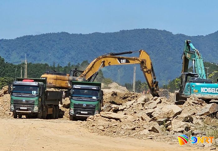 Thi công dự án tuyến đường kết nối từ đường số 1 Khu Công nghệ cao đến đường Nguyễn Tất Thành nối dài. Ảnh: PHƯƠNG UYÊN