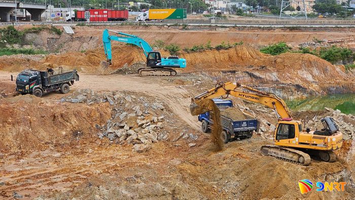 Thi công nút giao Túy Loan, cao tốc Đà Nẵng - Quảng Ngãi. Ảnh: THÀNH LÂN