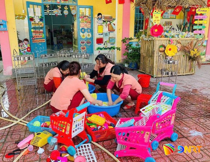 Các cơ sở giáo dục trên địa bàn thành phố thường xuyên vệ sinh dụng cụ học tập và đồ chơi. Ảnh: LÊ HÙNG
