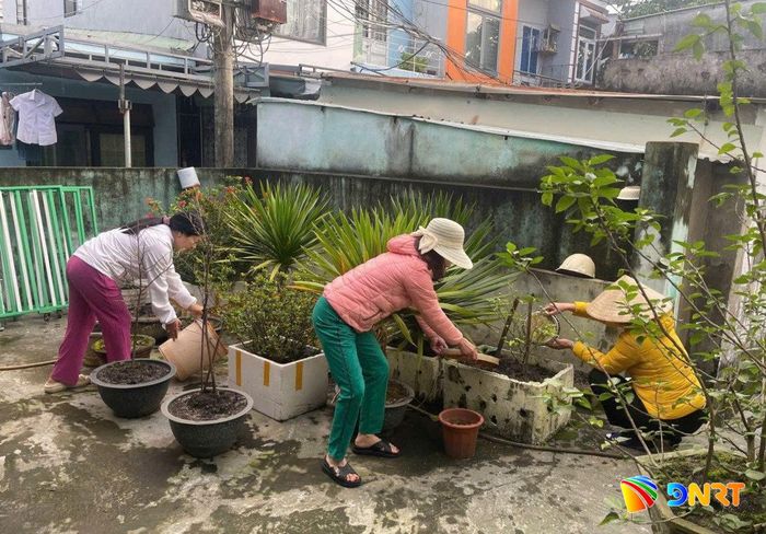 Người dân chủ động loại bỏ nơi sinh sản của muỗi. Ảnh: LÊ HÙNG