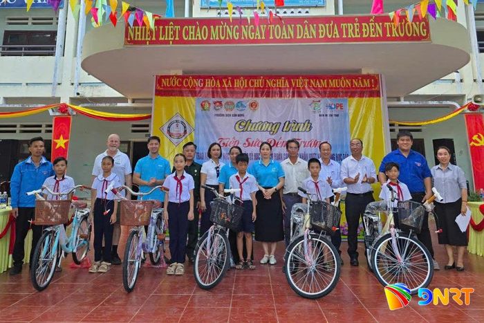 Mặt trận phường Điện Bàn Đông kết nối các nhà hảo tâm tặng xe đạp tiếp sức học sinh có hoàn cảnh khó khăn đến trường. Ảnh: T.T