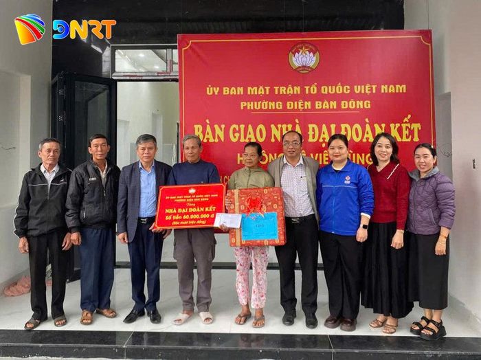 Mặt trận phường Điện Bàn Đông bàn giao nhà Đại đoàn kết cho gia đình chính sách tại khối phố Cổ An Tây. Ảnh: T.T