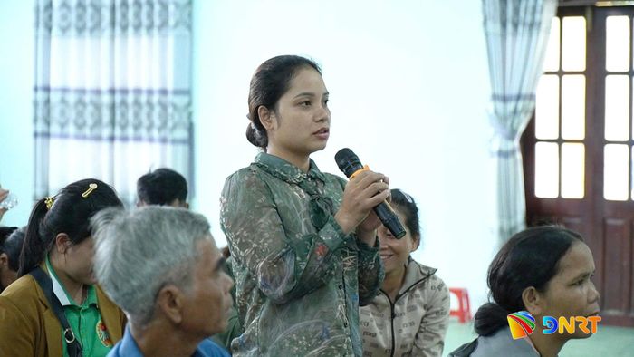 Người dân xã Nam Giang góp ý phương án phòng, chống thiên tai và tìm kiếm cứu nạn năm 2026. Ảnh: PƠ LOONG PHÁI