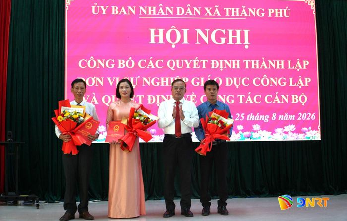 Lãnh đạo xã Thăng Phú trao quyết định thành lập các trường học. Ảnh: TRUNG THỰC