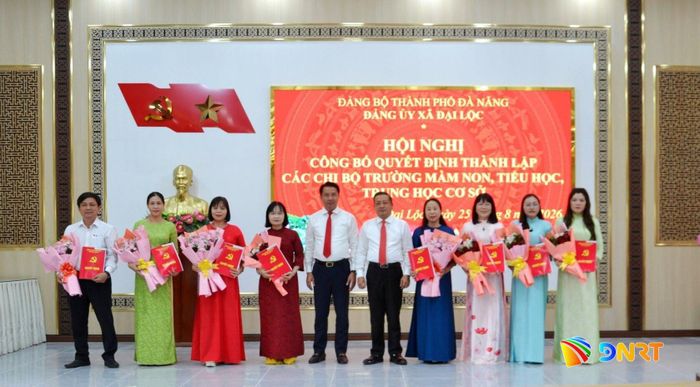 Lãnh đạo xã Đại Lộc trao quyết định thành lập 8 chi bộ trường mới thành lập. Ảnh: CÔNG TÚ