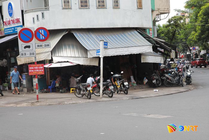 Khu vực ngã ba Ông Ích Khiêm - Nguyễn Hoàng từng được xem là “điểm nóng” về tình trạng bỏ rác không đúng quy định, nay đã được xóa bỏ. Ảnh: ĐẮC MẠNH