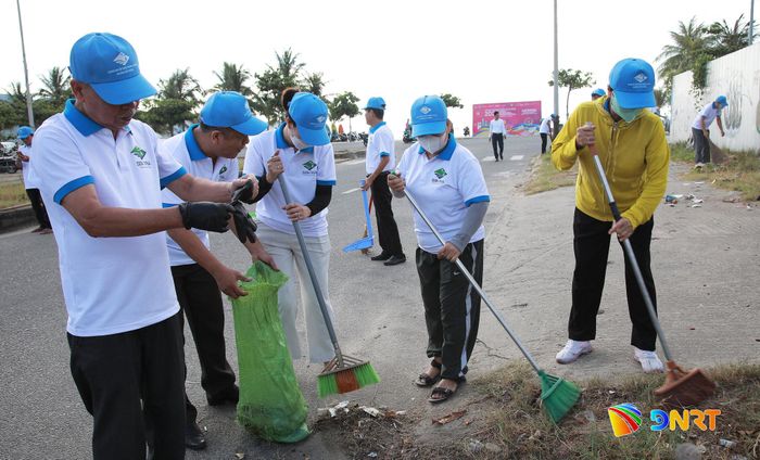 Việc ra quân tổng dọn vệ sinh, xử lý các “điểm đen” về môi trường được phường Sơn Trà thực hiện thường xuyên. Ảnh: ĐẮC MẠNH