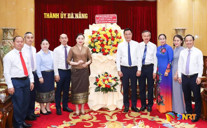 Tổng Lãnh sự Vonkham Chuengmanivong (thứ 5, bên trái sang) tặng hoa chúc mừng lãnh đạo thành phố nhân kỷ niệm 81 năm ngày Quốc khánh 2/9. Ảnh: NGỌC PHÚ