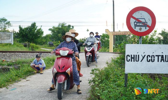 Người dân lưu thông tại vị trí Km859+040. Ảnh: N.ĐOAN