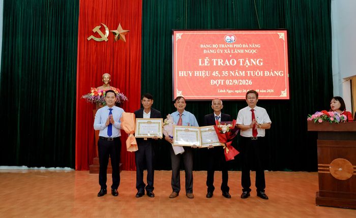 Đảng ủy xã Lãnh Ngọc trao Huy hiệu Đảng cho các đảng viên đợt 2/9. Ảnh: N.HƯNG